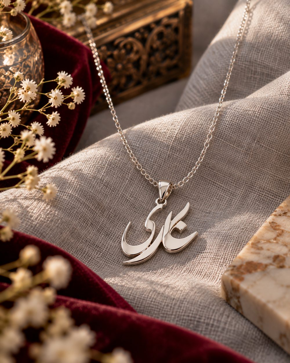 گردنبند اسم نقره روی پارچه کتان